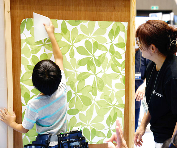 Let’s Learn from a Modern Master Craftsman: Wall Coverings: Pattern Matching and Finishing壁紙張り体験*/ ?>