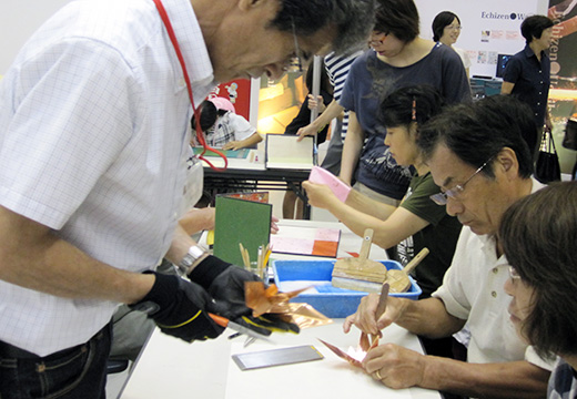 昨年の銅板・真鍮板での折鶴づくりの様子