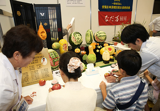 昨年の野菜のむきものと切り方体験の様子