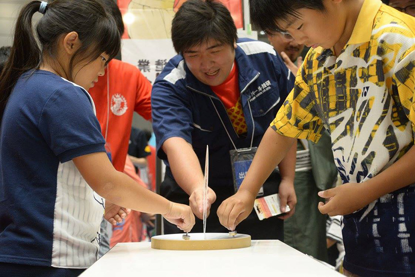 昨年の子どもコマ大戦「ものづくり・匠の技の祭典場所」の様子