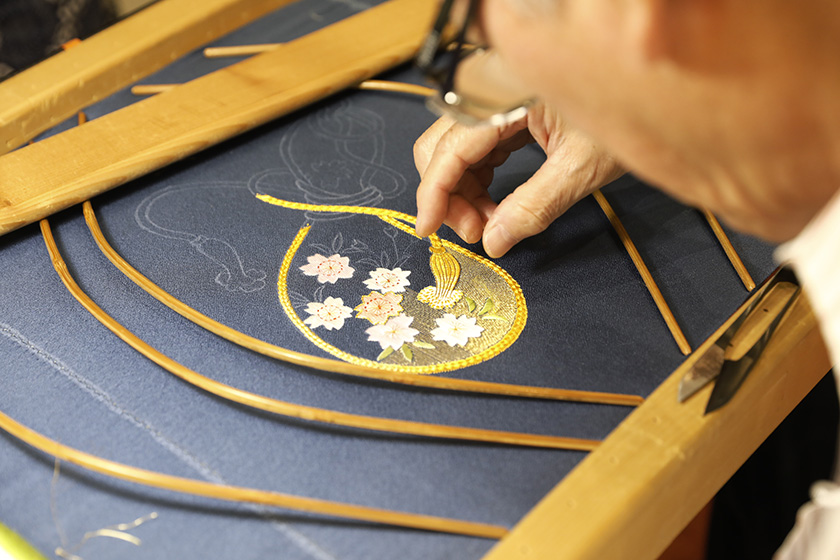 昨年の絹糸・金糸を使った刺繍体験の様子
