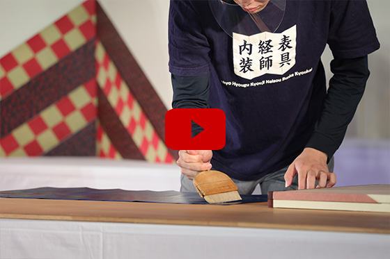 表具の匠の技が美しく仕立てる 江戸人の粋な遊びから誕生した大型からくり屏風