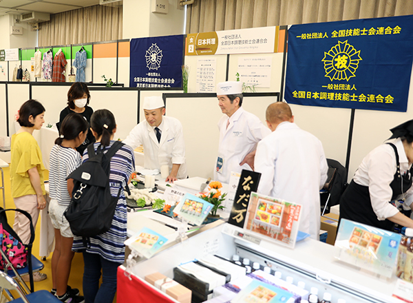 伝統と格式のある会席料理と郷土料理を日替りで展示