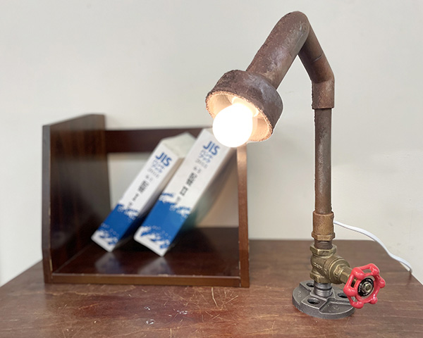 Make a retro desk light using water pipes