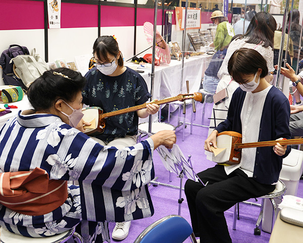 お琴、笛、鼓（つづみ）、尺八、三味線などを体験