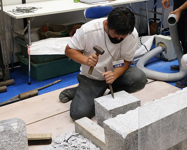 表札用石材を使用した文字彫刻と、石材加工