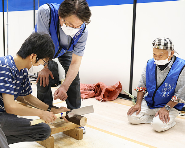 木工体験教室でスマホスピーカーや木製コースターづくり