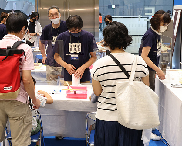 屏風製作の主な工程を実演