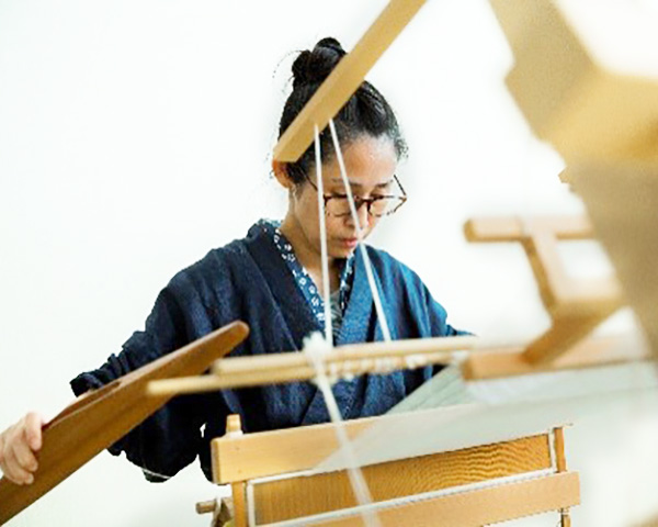 近江上布の手績みと手織りが体験