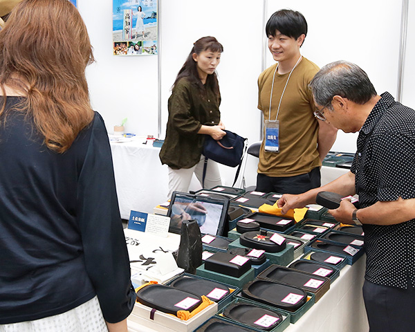 大小さまざまな個性的な硯を展示