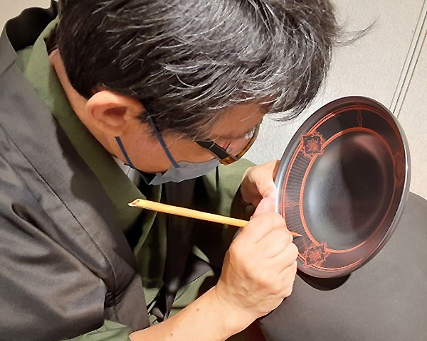 下絵を描かない絵付けを実演