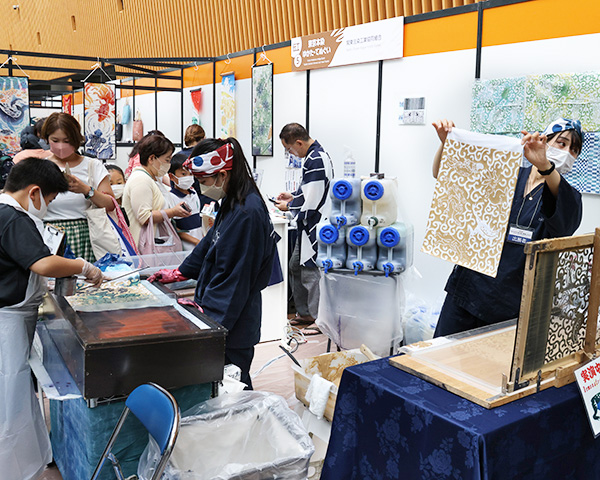 東京本染ゆかた・注染手ぬぐい染めを実演