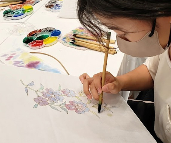 ハンカチの友禅染め「色挿し」体験
