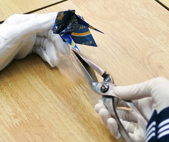 アルミ缶クラフト作り体験の様子