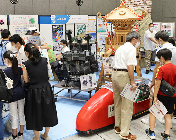 	都立工業高等学校に通う生徒製作の作品を展示