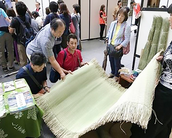 大小さまざまな個性的な硯を展示