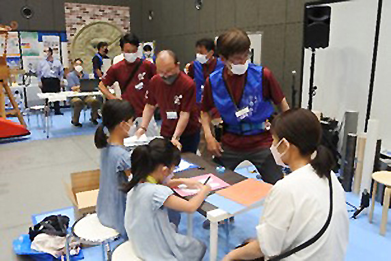 壁紙の貼付け施工体験の様子