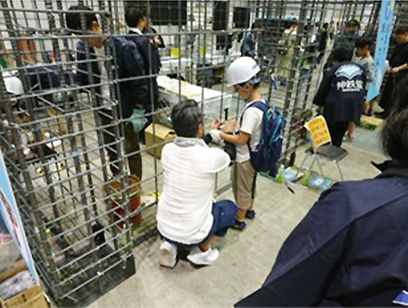 鉄筋施工結束作業体験の様子