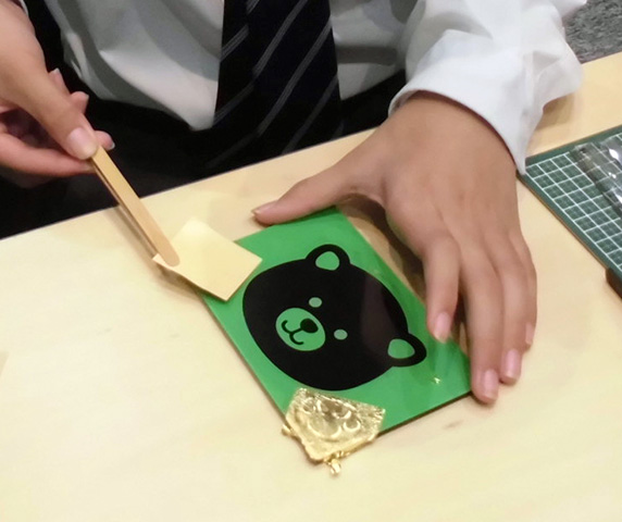 金箔を使った工作体験
